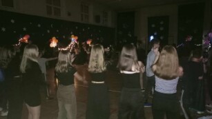 dziewczynki tańczące w grupie