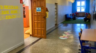 korytarz szkolny , wejście do biblioteki szkolnej