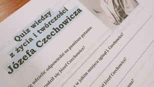 karta z pytaniami quizu wiedzy o życiu Czechowicza