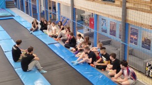 dzieci ćwiczące na sali gimnastycznej