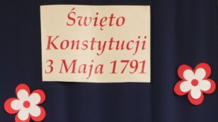 plakat z napisem swieto konstytucji 3go maja