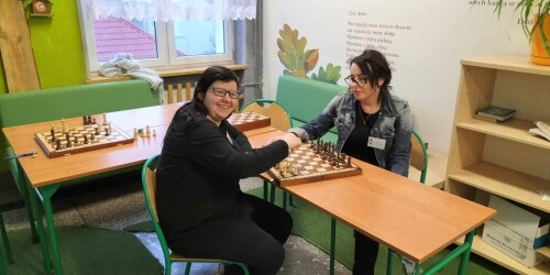 dwie nauczycielki grające w szachy
