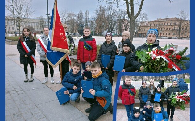 kolaż 2 zdjęć przedstawiających dzieci składające kwiaty pod pomnikiem Czechowicza