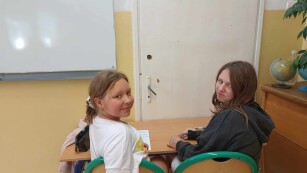 2 dziewczynki w ławce szkolnej