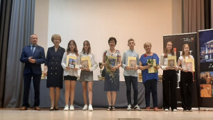 dzieci nagrodzone prze PN Lublin wraz z dyrektor SP i nauczycielem