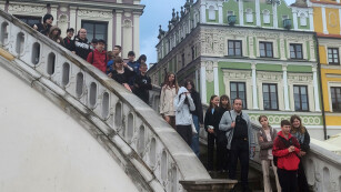 dzieci klasy 6 na wycieczce na schodach w zamosciu